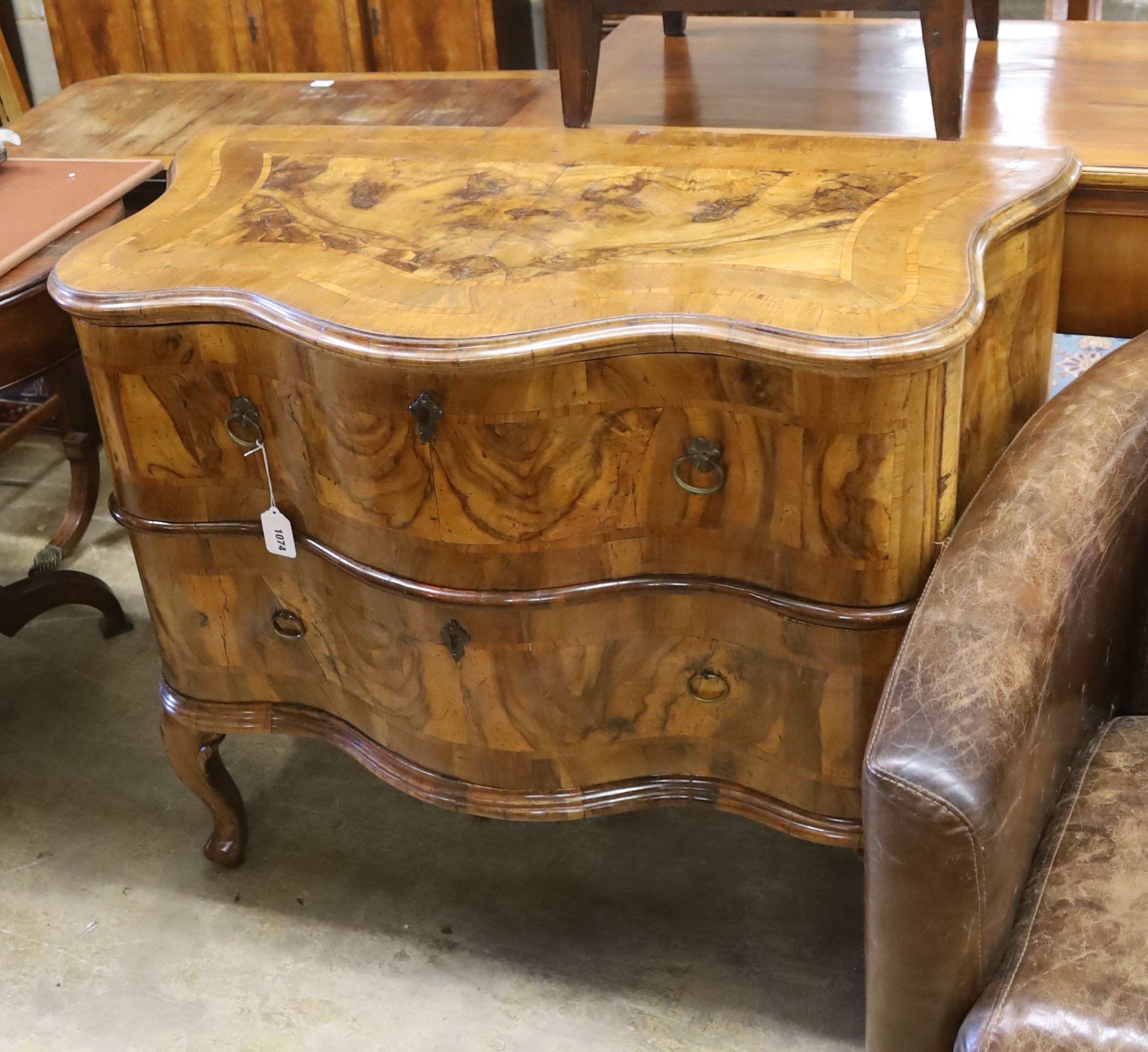 An 18th century Italian banded walnut serpentine commode, width 100cm, depth 54cm, height 80cm